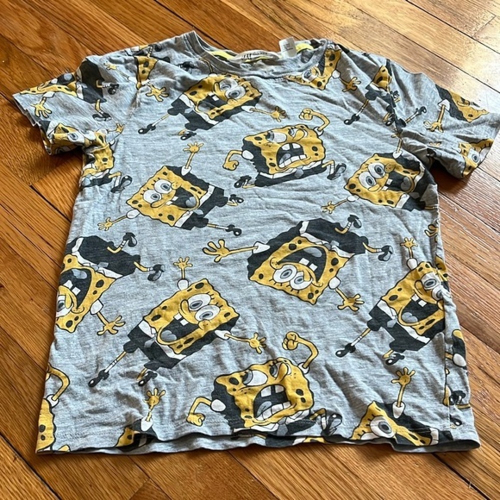 Kids H&M SpongeBob T shirt 8/10 fit it 6/7 gently used.
